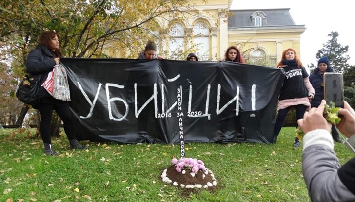 Ние сме навън и няма да се приберем, докато не видим края на това управление Ние сме навън и няма да се приберем, докато не видим края на това управление