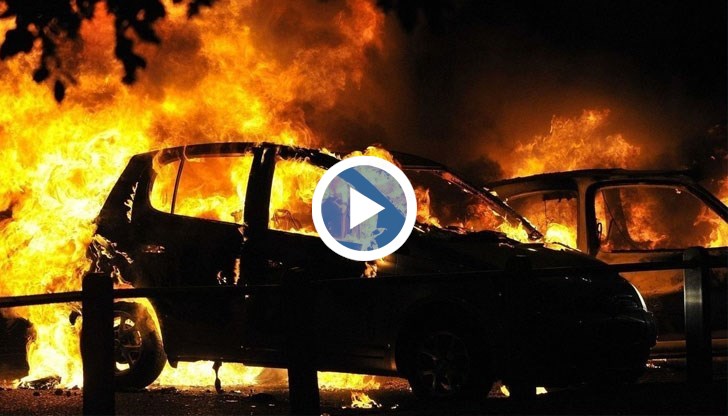 Автомобили изгоряха до основи, собственикът подозира група за изнудване