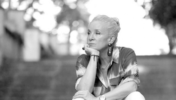 "Властите не би трябвало да вярват на пристигащите на летище София. Масово лъжат откъде идват. При следващото ми пътуване и аз ще лъжа, щом така ще се пропускаме на честна дума", споделя писателката