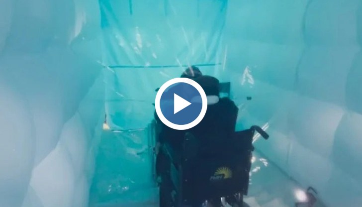 В Италия благодарение на "Стая на прегръдките" хора от рисковите групи, които са по-уязвими на COVID-19, имат възможността да се срещнат със своите близки