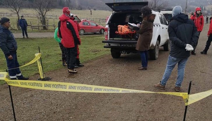 Екип на РУ-Карлово и медицинско лице извършват оглед на тялото на 45-годишния Тодор Желязков