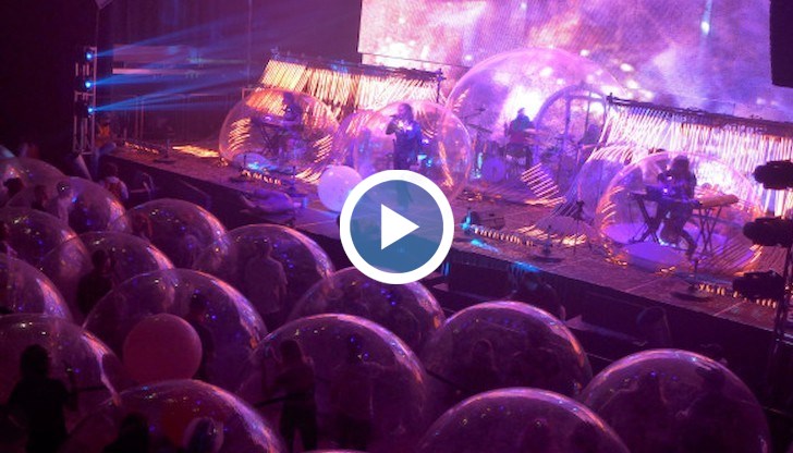 Aмериканската рок група The Flaming Lips направи уникално шоу по време на пандемия, като използваха специални балони, в които бяха самите те, както и публиката