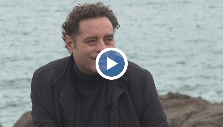 Той се намира в Созопол, където снима и първия си игрален филм