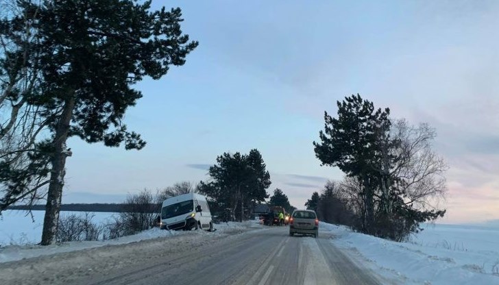 На място има екип на пътна полиция, който регулира движението, докато бъде изтеглен буса