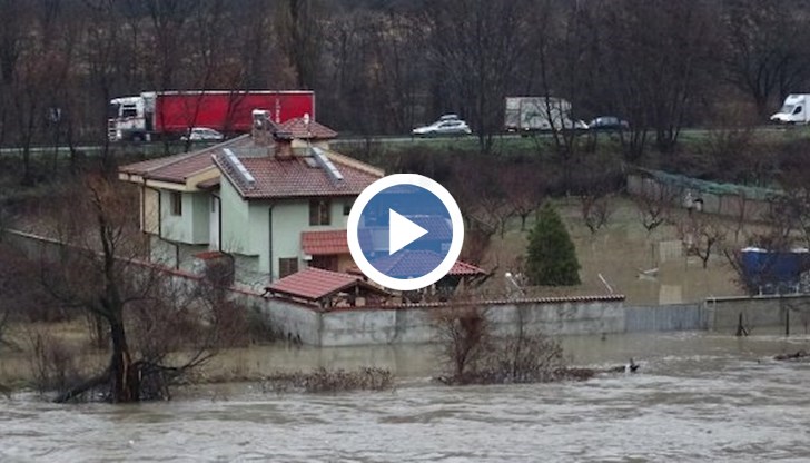 Река Струма преля и наводни къщи