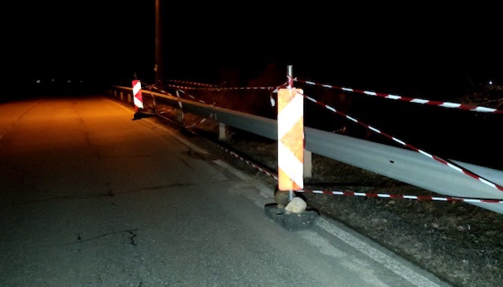 Районът е сигнализиран с ограничителни ленти, но въпреки това движението трябва да става с повишено внимание