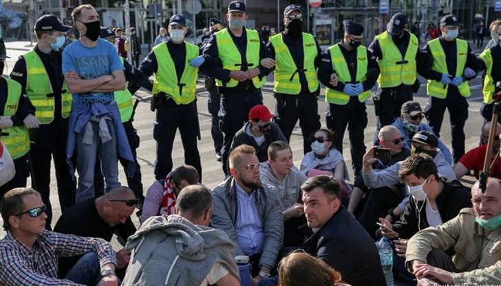 Варшава: Полицаи държат под око дребни предприемачи, протестиращи срещу локдауна