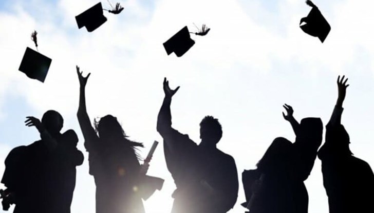 Двойно повече са и учениците, които завършват гимназия