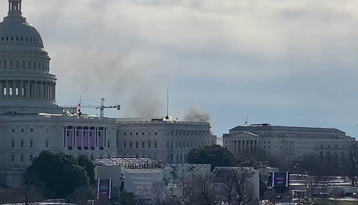 На кадри в социалните мрежи се вижда дим, който се носи над сградата