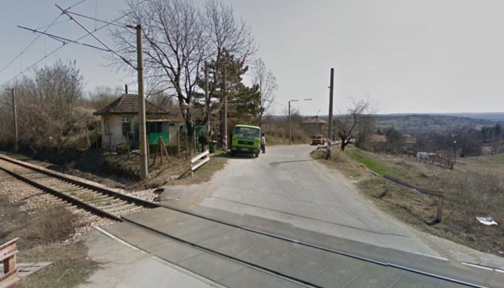 Осветлението периодично прекъсва и улиците потъват в мрак