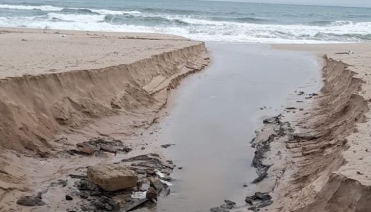 Проливните дъждове и бурните вълни нанесоха поражения на плажовете "Централен" и "Харманите"