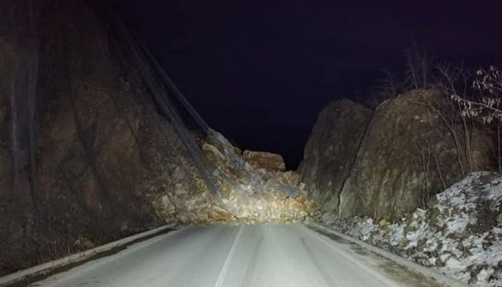 Скална маса е паднала край Елисейна, пострадала е и жп линията