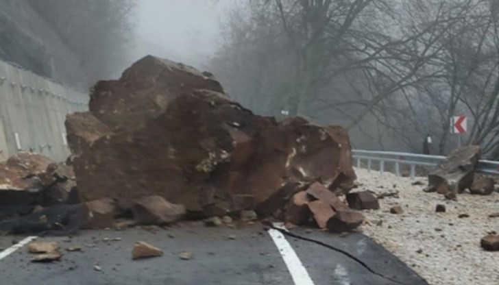 На обекта не е идвала никаква приемателна комисия, а падналата скална маса е увредило сериозно и пътната настилка На обекта не е идвала никаква приемателна комисия, а падналата скална маса е увредило сериозно и пътната настилка