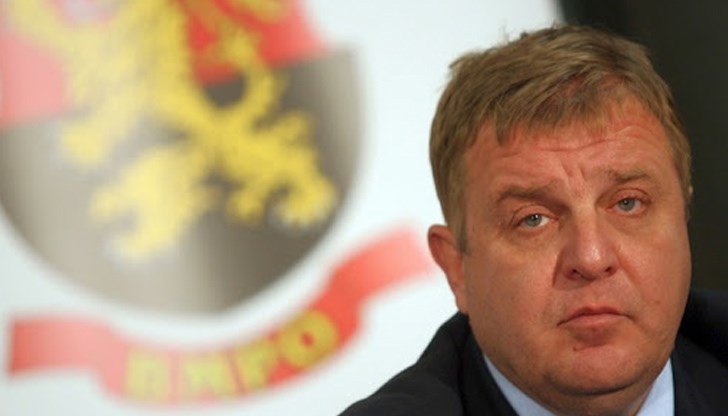 "Традицията с леденото мъжко хоро не е преживяла "турско", защото просто тогава не е имало такава традиция. Леденото хоро е нова традиция, подобна на мятането на пиратки от терасите, управление на държава от джип и прочее прояви на квази-мъжество", пише Димитров "Традицията с леденото мъжко хоро не е преживяла "турско", защото просто тогава не е имало такава традиция. Леденото хоро е нова традиция, подобна на мятането на пиратки от терасите, управление на държава от джип и прочее прояви на квази-мъжество", пише Димитров