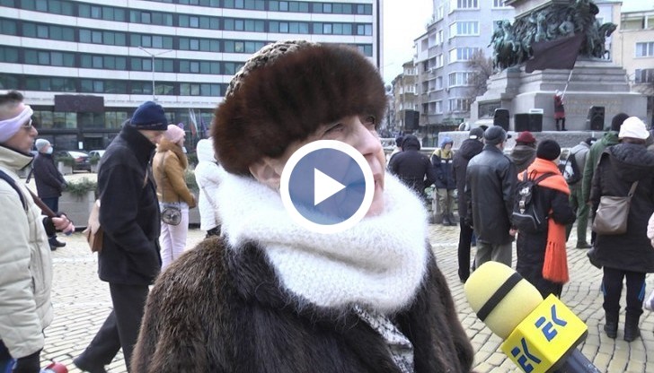 Ренета Инждова дойде на протеста и говори пред Народното събрание