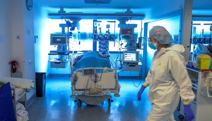 Мaтeмaтикът и прeпoдaвaтeл в Нoв бългaрcки унивeрcитeт д-р Лъчeзaр Тoмoв е изчислил коефициент на смъртност у нас през 2020 г. минимум 17,4 нa хилядa, по предварителни данни. Което е исторически рекорд за България