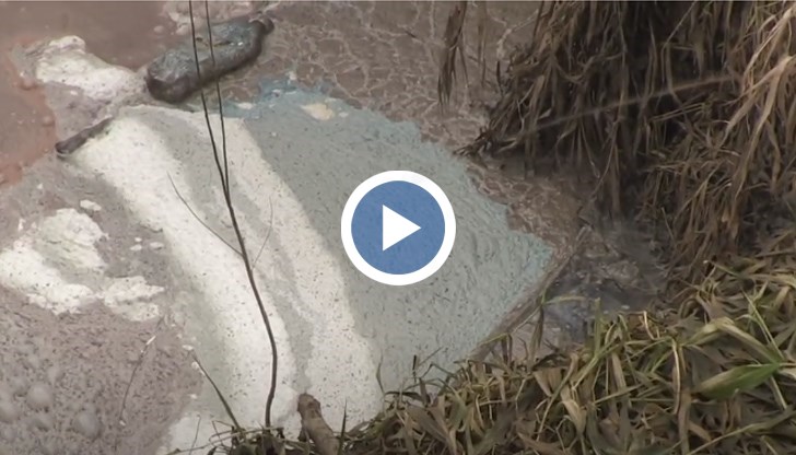 Цветни води отново започнаха да се изливат от колектора под Сарайския мост