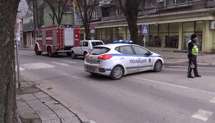 На място има полиция и пожарна На място има полиция и пожарна