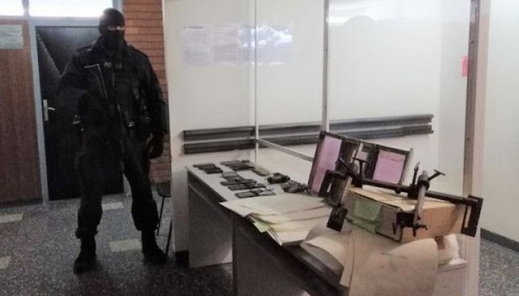 Извършени са претърсвания и изземвания на територията на Пловдив, Ихтиман, Самоков и Карлово