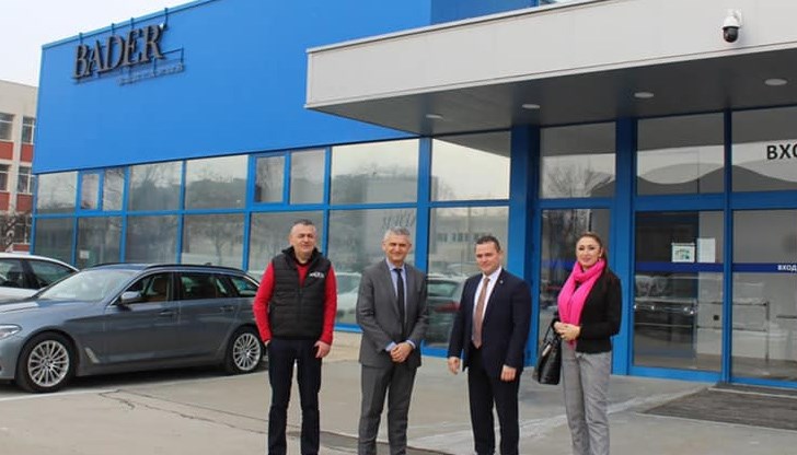 Той е разгледал производствения процес и приветства разширяването на компанията