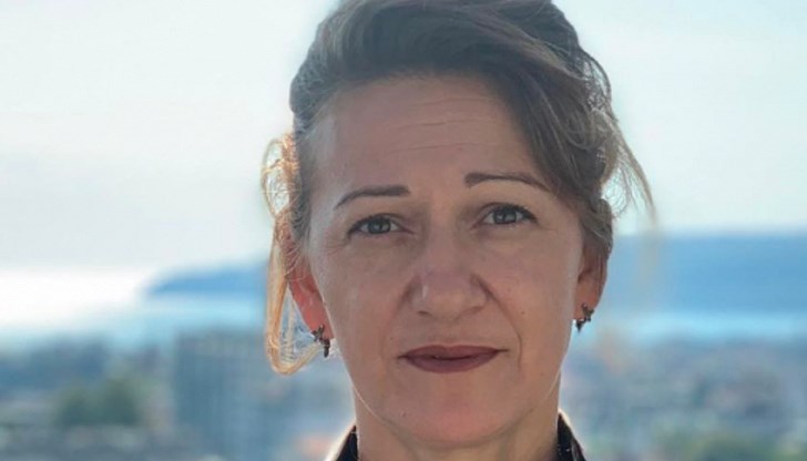 "Нямаше журналисти - вероятно, за да не вземе някой да пита защо не дадоха 350 милиона за нов мост, а ги дадоха за пристанището на Доган. Не го заведоха и до незаконния строеж на Марешки, нито до незаровената фекална тръба" коментира Стела Николова "Нямаше журналисти - вероятно, за да не вземе някой да пита защо не дадоха 350 милиона за нов мост, а ги дадоха за пристанището на Доган. Не го заведоха и до незаконния строеж на Марешки, нито до незаровената фекална тръба" коментира Стела Николова