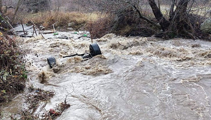 Мъжът е успял да се измъкне от колата и да стигне до брега