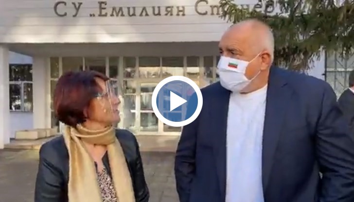 След като прелетя над магистрала "Хемус", премиерът е на посещение в СУ „Емилиян Станев“ във Велико Търново