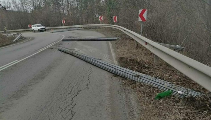 Причината е изсипване на неукрепен товар - арматура желязо
