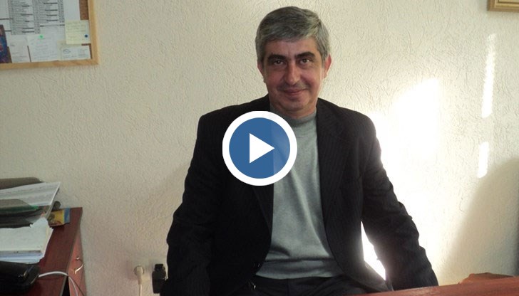 За ваксинирането на дъщеря му той обясни, че е била добавена в последния момент към списъка с идеята да не бъдат похабени ваксини