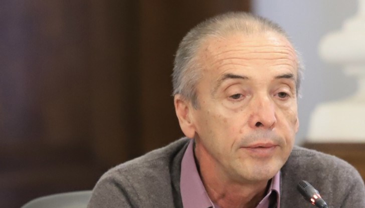 Детето е прието в тежко състояние с 39,9° температура и почти обезводнено, като отказва вода и храна