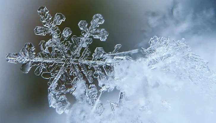 През нощта ще преобладава облачно време. В централните части на Дунавската равнина и Източна България все още ще има слаби валежи от сняг, които до сутринта в повечето райони ще спрат. През нощта ще преобладава облачно време. В централните части на Дунавската равнина и Източна България все още ще има слаби валежи от сняг, които до сутринта в повечето райони ще спрат.