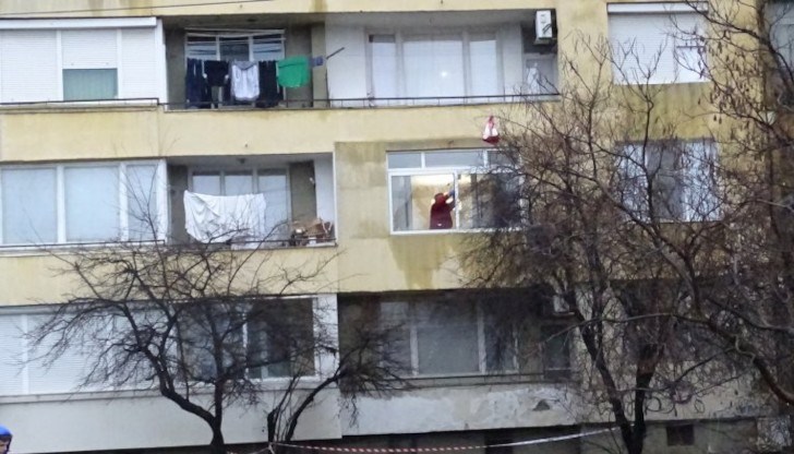 Избити са прозорци, изкривена е дограмата от западната и южната страна на жилището