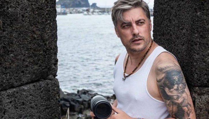 "Хубаво е VOGUE да ти публикуват кадър! Че и два!!", похвали се в социалните мрежи Владо Карамазов и показа снимките, впечатлили елитното списание