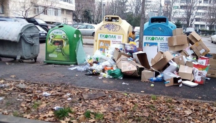Планината от отпадъците до контейнерите ме накара да си мисля, че и новата 2021г. ще е като 2020-та