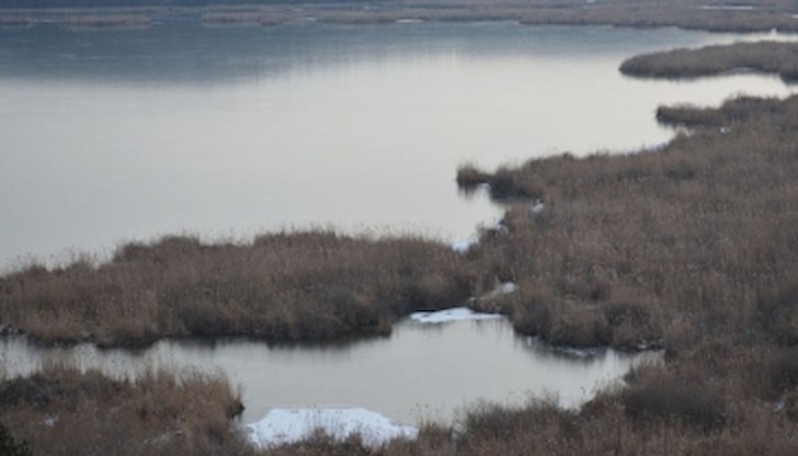 От РИОСВ предупреждават рибарите да внимават и да не навлизат в езерото, тъй като ледът е тънък От РИОСВ предупреждават рибарите да внимават и да не навлизат в езерото, тъй като ледът е тънък