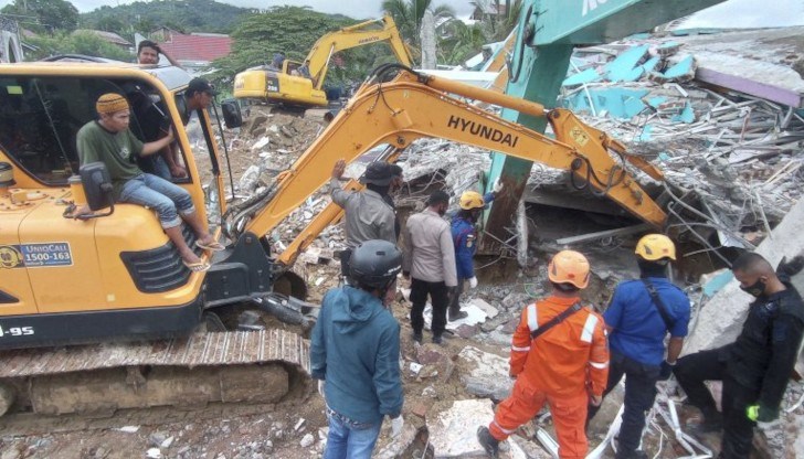 Властите на страната преместиха около 15 000 местни жители в 10 центъра за евакуация Властите на страната преместиха около 15 000 местни жители в 10 центъра за евакуация