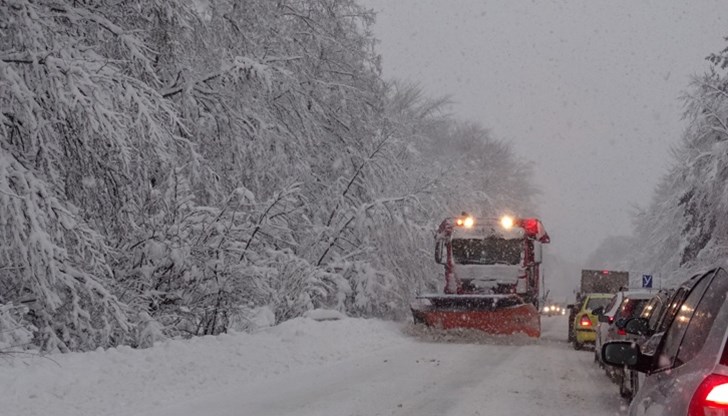 Времето в региона е облачно, като на много места вали сняг, който в някои отсечки затруднява и видимостта