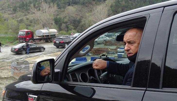 Че е умствено ощетен, е ясно на всички. Но няма ли някой около него да му затвори устата да не плещи глупости по цял ден, че ни дразни допълнително. Тези воаяжи с джипката /които, впрочем, ние плащаме/, това фоткане и постоянно висене по медиите допълнително му усложняват диагнозата