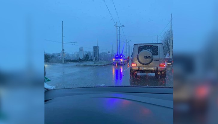 Автомобилът се движел в крайна лява пътна лента за движение и блъснал пресичащ пешеходец на 62 години Автомобилът се движел в крайна лява пътна лента за движение и блъснал пресичащ пешеходец на 62 години