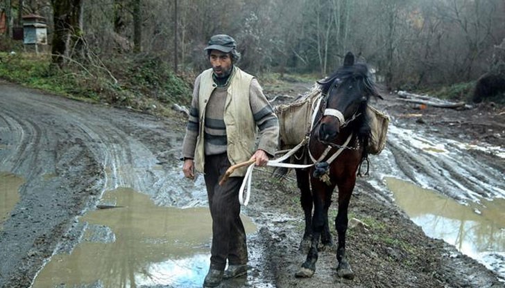 Животът там е труден. Няма лекари, магазини, пътища. Няма и хора