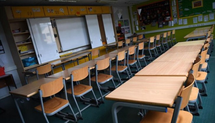 Министрите отстъпиха заради протестите на местните власти, както и на профсъюзите