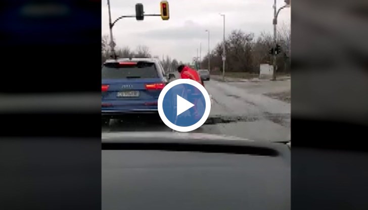 Софиянец снима куриозния ремонт на пътя