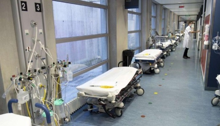 От 5-те етажа с болни от коронавирус в болница в Бургас са останали само два