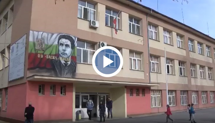 78-годишният Тильо Тилев работи като огняр в училището вече 20 години