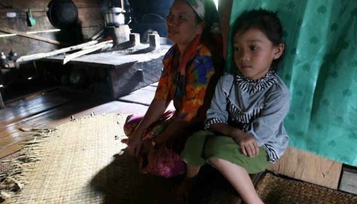 Съпругата и детето на индонезийски фермер в къщата им