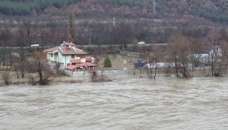 В Хаджидимово има и около 15 наводнени къщи. Заради придошлите води на Струма край Благоевград евакуираха семейства