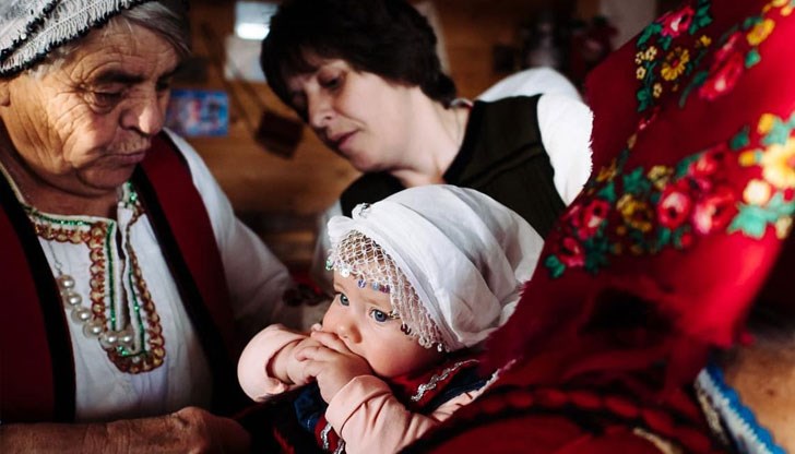 На 8 януари българинът отдава почит на своите баби акушерки