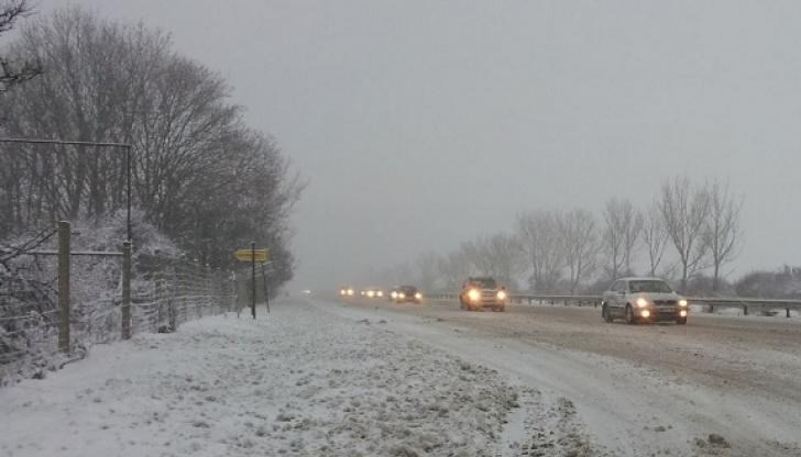Пътните настилки в Североизточна България са мокри, в някои райони заснежени, продължават да се почистват и обработват Пътните настилки в Североизточна България са мокри, в някои райони заснежени, продължават да се почистват и обработват