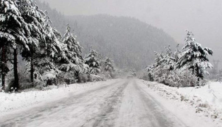 От АПИ апелират водачите да шофират внимателно и да тръгват с автомобили, подготвени за зимни условия