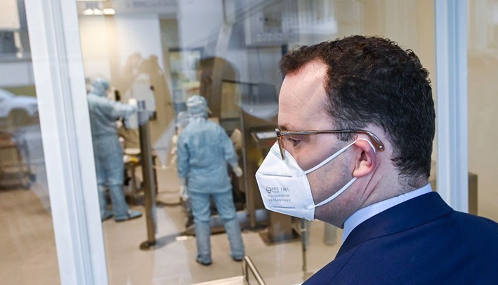 Броят на заразените и хоспитализираните в страната все още е твърде висок, заяви здравният министър Йенс Шпан Броят на заразените и хоспитализираните в страната все още е твърде висок, заяви здравният министър Йенс Шпан